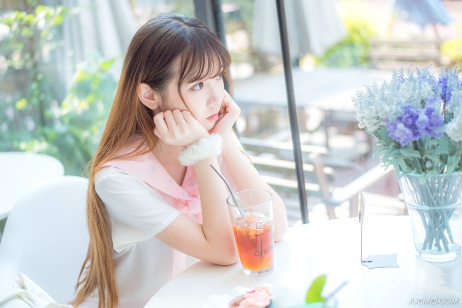老天不给你困难，你又如何看透人心；老天不给你失败，你又如何发现身边的人是真是假；老天不给你孤独，你又如何反思自省；老天不给你生命中配上君子和小人，你又如何懂得提高情商！老天对我们每个人都是公平的，有人让你哭了，一定会有人让你笑。
